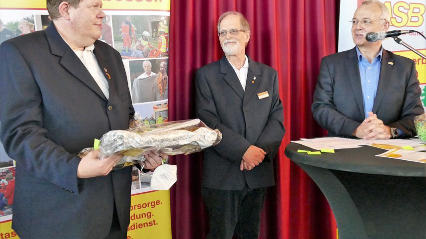 Michael Mohr (Moppel) freut sich anlässlich seiner Verabschiedung aus dem Vorstand über ein Fotobuch, welches ihm von Jörg Bochnik und Thomas Elvers überreicht wurde (v.l.n.r.).