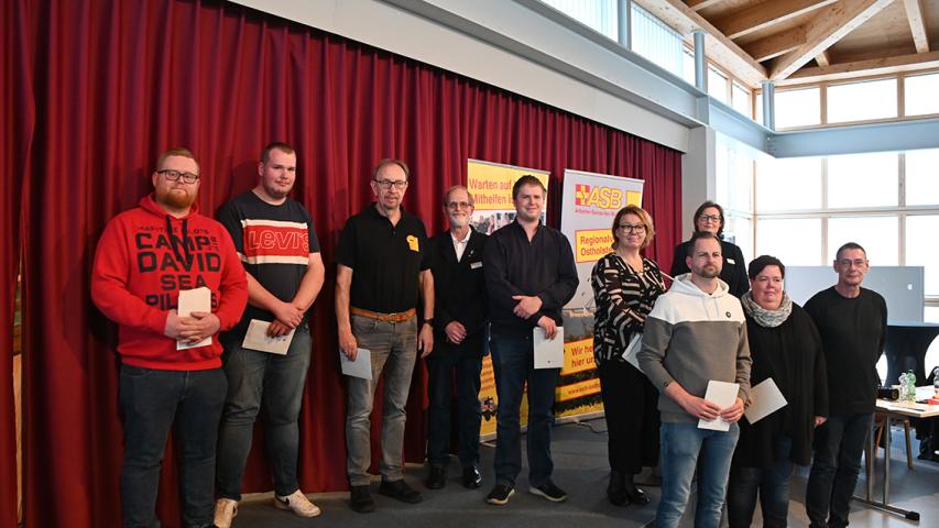 Gedankt für außergewöhnliches Engagement im Ehren- und Hauptamt sowie für freiwillige Unterstützung des ASB wurde Davin Kowalik, Marcel Rochel, Udo Galster, Michael Struck, Mareile Kordlewska, Björn Ossenbrüggen, Wiebke Christophersen und Friedhelm Ehlers (v.l.n.r.) durch Geschäftsführerin Elke Sönnichsen (7.v.l) und den Vorsitzenden Jörg Bochnik (4.v.l.).