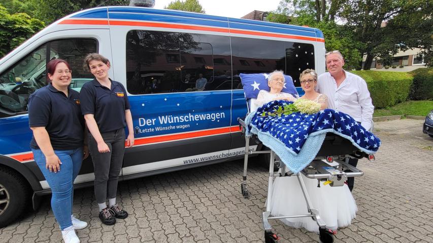 Frau H. auf der Trage vor dem Wünschewagen