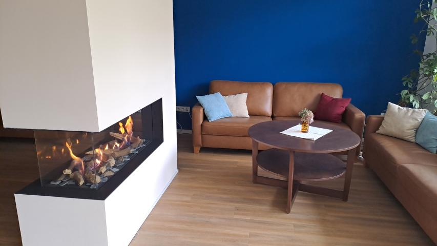 Sofaecke mit Kaminfeuer im Wohnzimmer